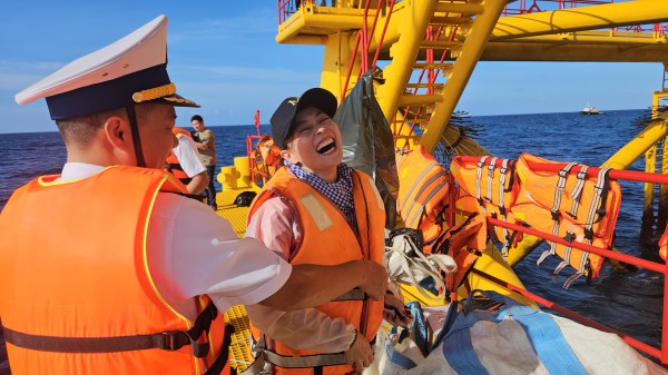 Đu dây lên nhà giàn DK1: Trải nghiệm không quên giữa trùng khơi Đu dây lên nhà giàn DK1: Trải nghiệm không quên giữa trùng khơi