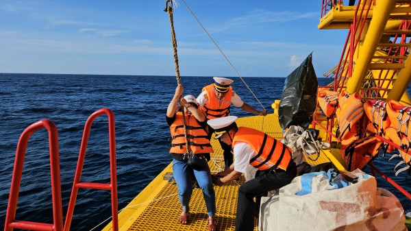 Đu dây lên nhà giàn DK1: Trải nghiệm không quên giữa trùng khơi Đu dây lên nhà giàn DK1: Trải nghiệm không quên giữa trùng khơi