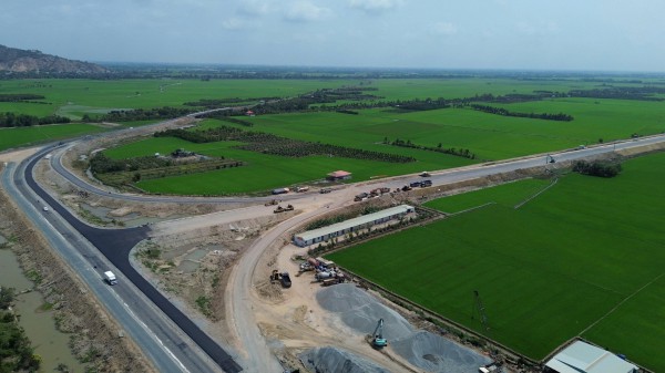 Thi công cao tốc xuyên tết, công nhân được chi thêm 300.000 đồng/ngày Thi công cao tốc xuyên tết, công nhân được chi thêm 300.000 đồng/ngày