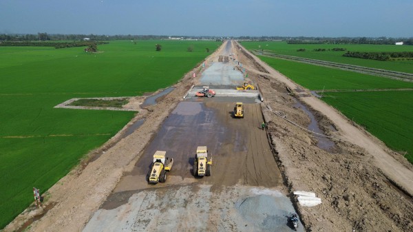 Thi công cao tốc xuyên tết, công nhân được chi thêm 300.000 đồng/ngày Thi công cao tốc xuyên tết, công nhân được chi thêm 300.000 đồng/ngày