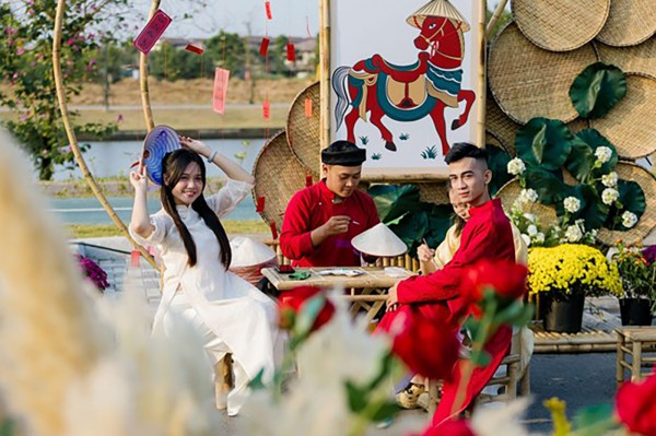 Sắc xuân tại Waterpoint: Hàng ngàn du khách say lòng trước đường hoa rạng rỡ