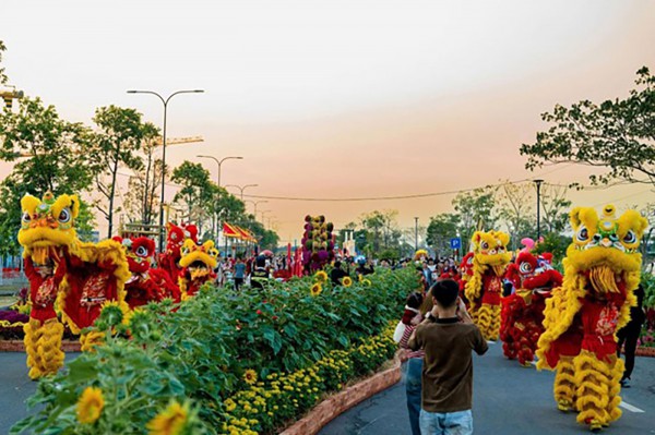 Sắc xuân tại Waterpoint: Hàng ngàn du khách say lòng trước đường hoa rạng rỡ