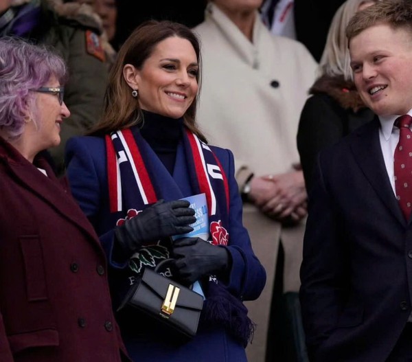 Bộ cánh "phá quy tắc" hoàng gia của vương phi Kate Middleton Bộ cánh "phá quy tắc" hoàng gia của vương phi Kate Middleton