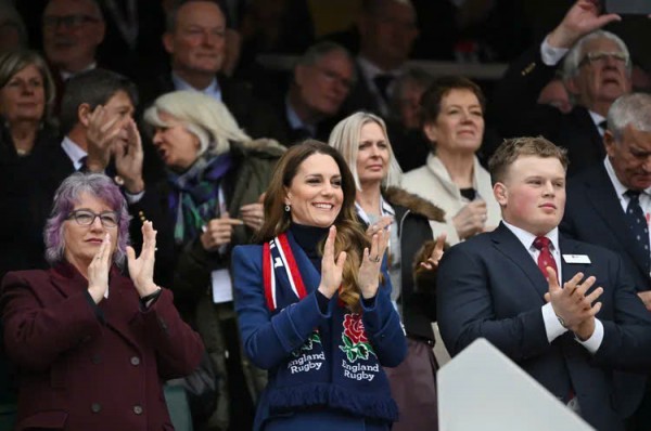 Bộ cánh "phá quy tắc" hoàng gia của vương phi Kate Middleton Bộ cánh "phá quy tắc" hoàng gia của vương phi Kate Middleton