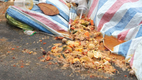 Rác thải chất thành đống ở các phường trung tâm Thanh Hóa