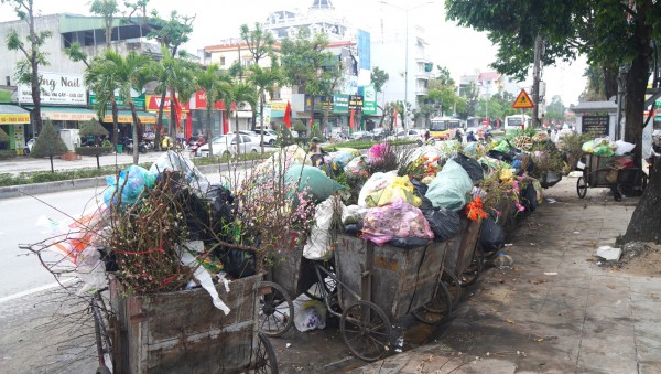 Rác thải chất thành đống ở các phường trung tâm Thanh Hóa