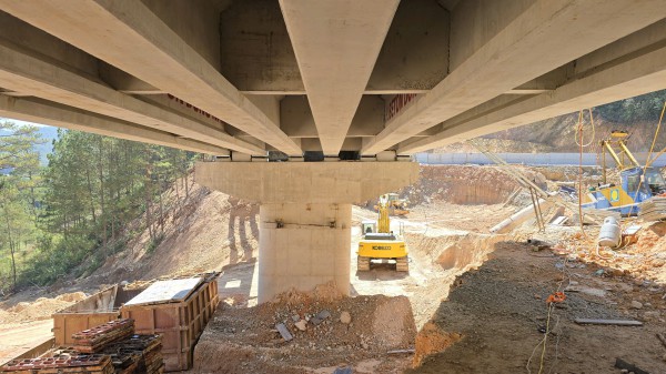 Cầu cạn đèo Mimosa ở cửa ngõ Đà Lạt thi công thần tốc sau sạt lở Cầu cạn đèo Mimosa ở cửa ngõ Đà Lạt thi công thần tốc sau sạt lở