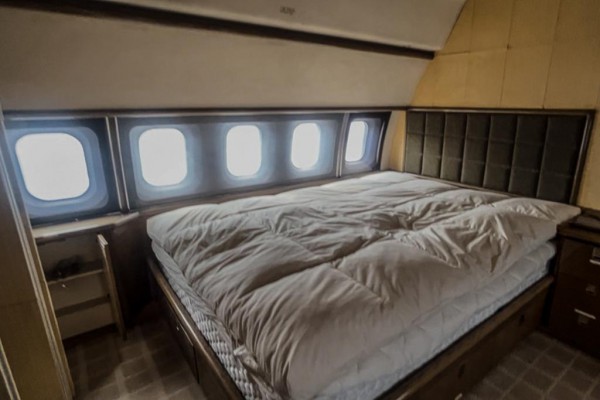 Bên trong chiếc máy bay khét tiếng của 'tỉ phú ấu dâm' Epstein Bên trong chiếc máy bay khét tiếng của 'tỉ phú ấu dâm' Epstein