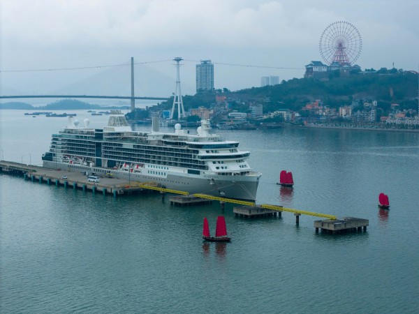 Du khách tàu biển đến vịnh Hạ Long được chào đón bằng âm nhạc