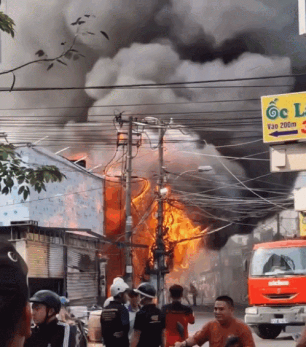 Cháy lớn cửa hàng kinh doanh đồ gỗ ở TP.HCM Cháy lớn cửa hàng kinh doanh đồ gỗ ở TP.HCM