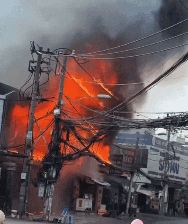 Cháy lớn thiêu rụi 3 cửa hàng ở TP.HCM Cháy lớn thiêu rụi 3 cửa hàng ở TP.HCM