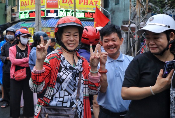 Sáng nay đông nghẹt người ở TP.HCM đội mưa mua vịt quay, heo quay ngày Thần tài