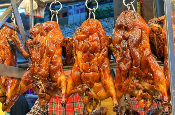 Sáng nay đông nghẹt người ở TP.HCM đội mưa mua vịt quay, heo quay ngày Thần tài