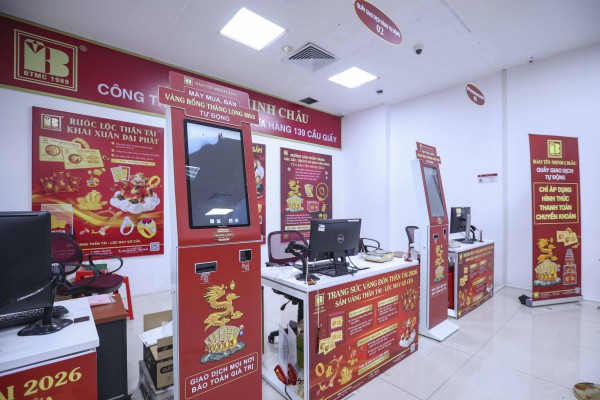 Dậy từ tờ mờ sáng 'săn' tượng ngựa bằng vàng trong ngày vía Thần tài