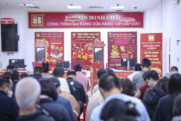 Dậy từ tờ mờ sáng 'săn' tượng ngựa bằng vàng trong ngày vía Thần tài