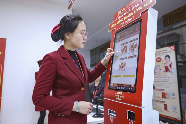 Dậy từ tờ mờ sáng 'săn' tượng ngựa bằng vàng trong ngày vía Thần tài