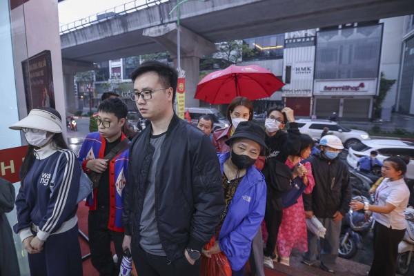 Dậy từ tờ mờ sáng 'săn' tượng ngựa bằng vàng trong ngày vía Thần tài