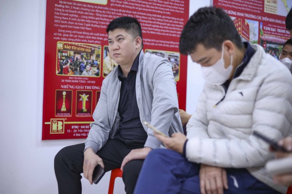 Dậy từ tờ mờ sáng 'săn' tượng ngựa bằng vàng trong ngày vía Thần tài