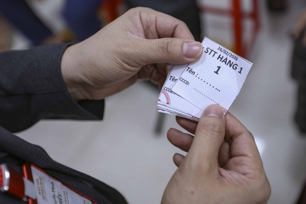 Dậy từ tờ mờ sáng 'săn' tượng ngựa bằng vàng trong ngày vía Thần tài