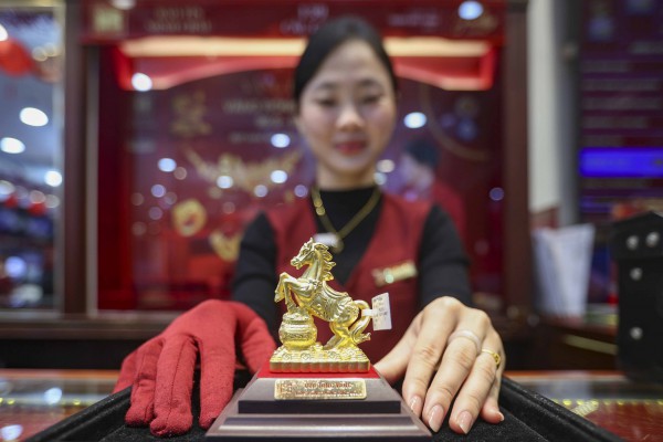 Dậy từ tờ mờ sáng 'săn' tượng ngựa bằng vàng trong ngày vía Thần tài