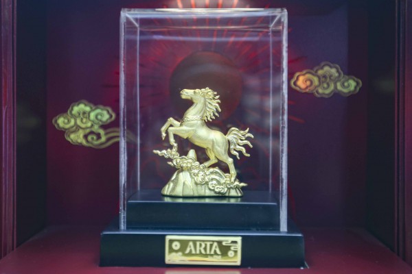 Dậy từ tờ mờ sáng 'săn' tượng ngựa bằng vàng trong ngày vía Thần tài