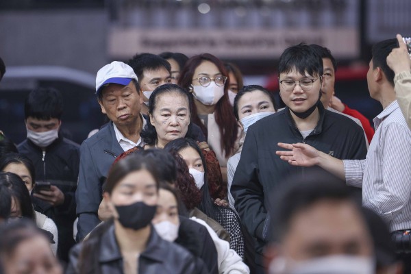 Dậy từ tờ mờ sáng 'săn' tượng ngựa bằng vàng trong ngày vía Thần tài