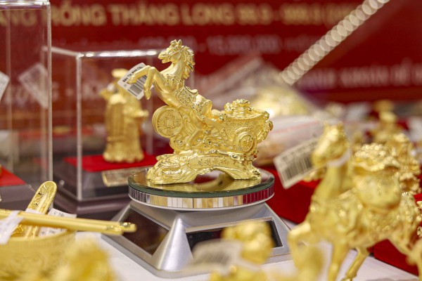 Dậy từ tờ mờ sáng 'săn' tượng ngựa bằng vàng trong ngày vía Thần tài