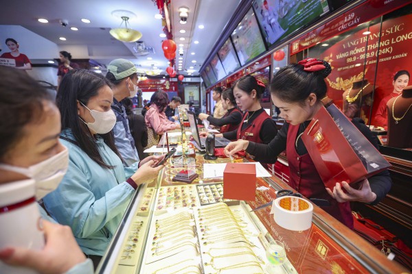 Dậy từ tờ mờ sáng 'săn' tượng ngựa bằng vàng trong ngày vía Thần tài