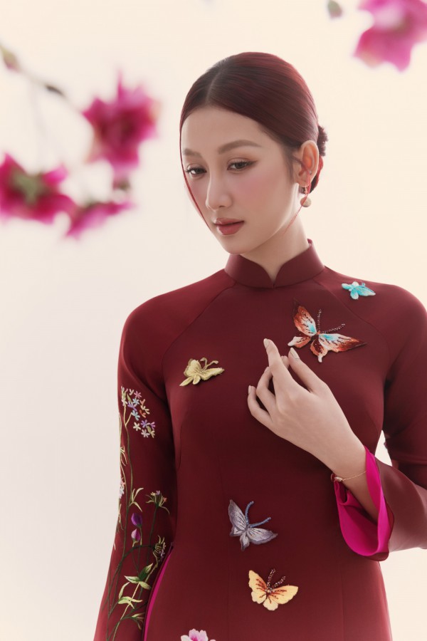 Hoa hậu Quế Anh diện áo dài hóa 