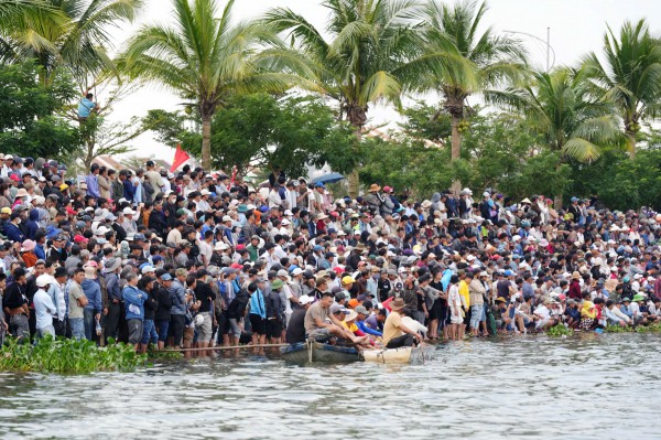 Hàng nghìn người dân chen chân, cổ vũ cuồng nhiệt giải đua thuyền trên sông Thu Bồn