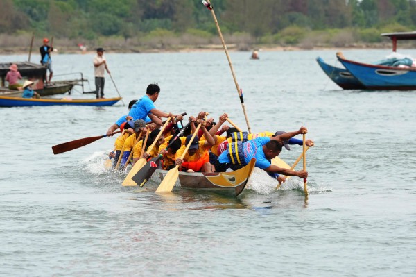 Hàng nghìn người dân chen chân, cổ vũ cuồng nhiệt giải đua thuyền trên sông Thu Bồn