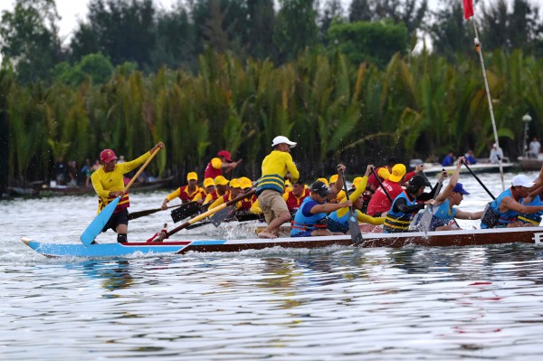 Hàng nghìn người dân chen chân, cổ vũ cuồng nhiệt giải đua thuyền trên sông Thu Bồn