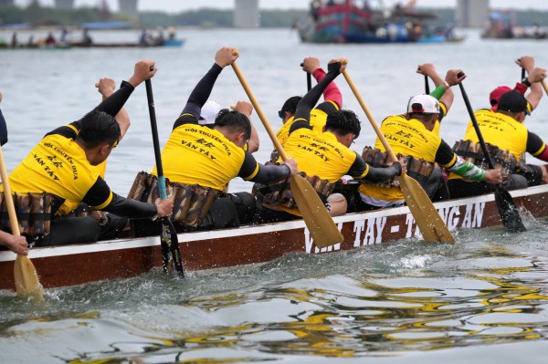 Hàng nghìn người dân chen chân, cổ vũ cuồng nhiệt giải đua thuyền trên sông Thu Bồn