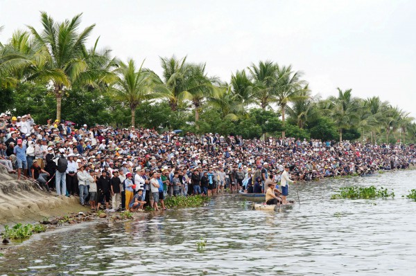 Hàng nghìn người dân chen chân, cổ vũ cuồng nhiệt giải đua thuyền trên sông Thu Bồn