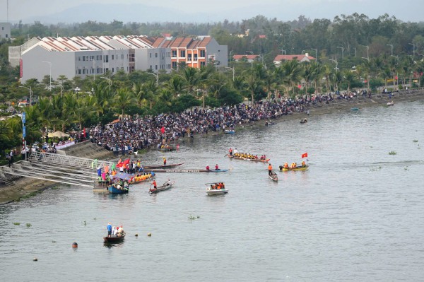 Hàng nghìn người dân chen chân, cổ vũ cuồng nhiệt giải đua thuyền trên sông Thu Bồn