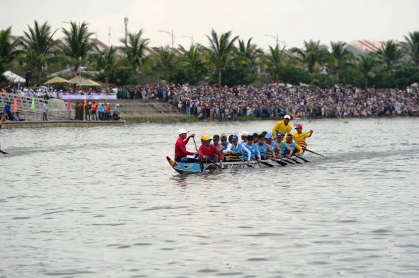 Hàng nghìn người dân chen chân, cổ vũ cuồng nhiệt giải đua thuyền trên sông Thu Bồn