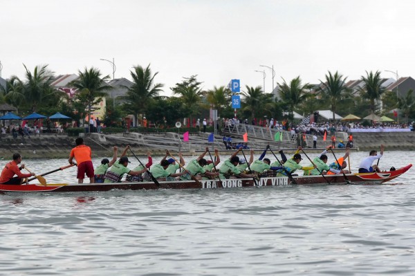 Hàng nghìn người dân chen chân, cổ vũ cuồng nhiệt giải đua thuyền trên sông Thu Bồn