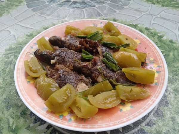 Hương vị quê hương: Rô đồng kho cà chua xanh