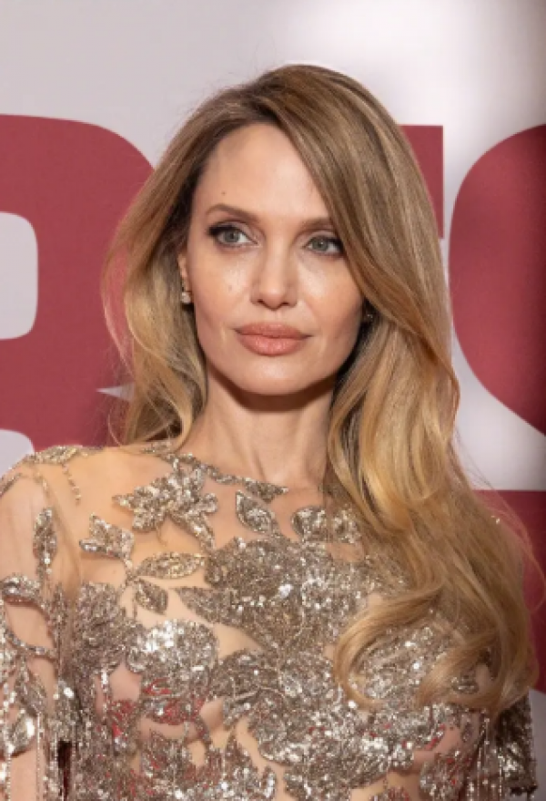 Angelina Jolie ghi điểm với váy ánh kim tại sự kiện ở Paris