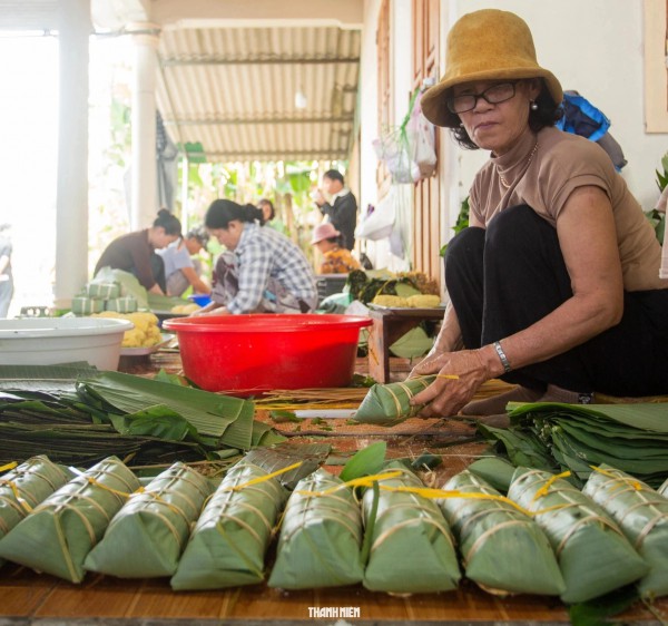 Bánh tét mặt trăng màu xanh ngọc ở Quảng Trị: Bí quyết từ nắm rau quê