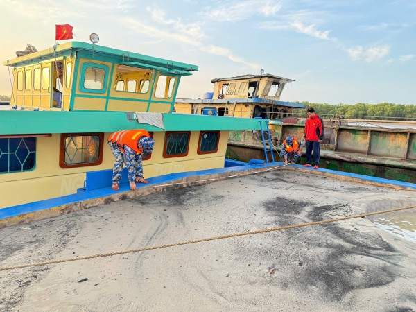 Bắt 4 tàu sắt chở gần 800 mét khối cát từ hướng biển đi vào sông Cửa Đại Bắt 4 tàu sắt chở gần 800 mét khối cát từ hướng biển đi vào sông Cửa Đại
