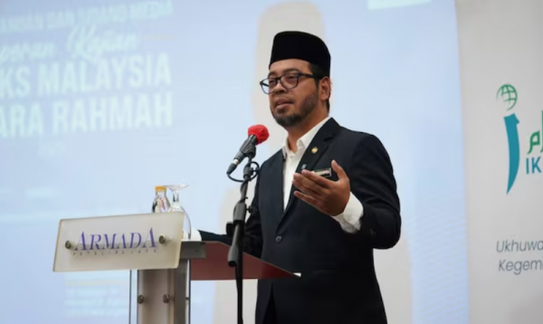 Bộ trưởng Malaysia gây sốc khi nói căng thẳng công việc góp phần gây đồng tính