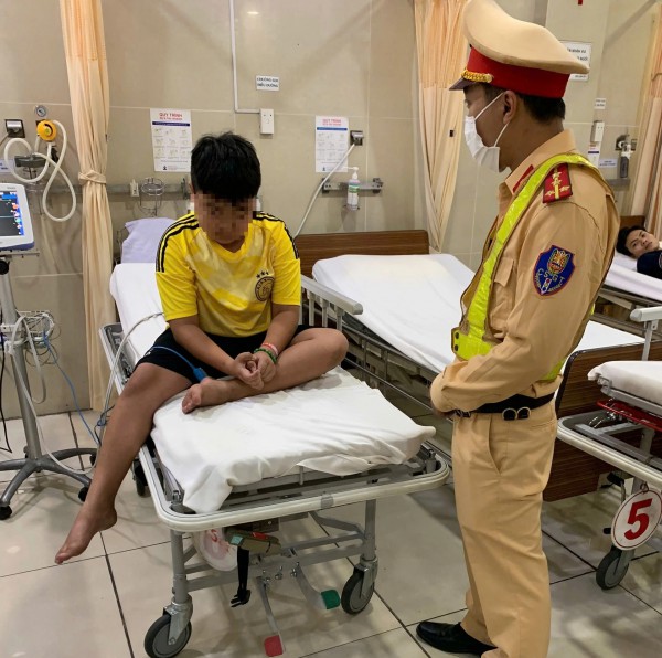 CSGT hỗ trợ khẩn cấp, đưa bé trai 12 tuổi vượt cao tốc đi cấp cứu