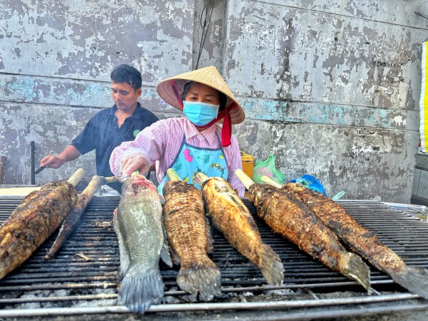 Cá lóc nướng cúng ông Táo: Bà chủ ở TP.HCM năm ngoái bật khóc, nay thế nào?