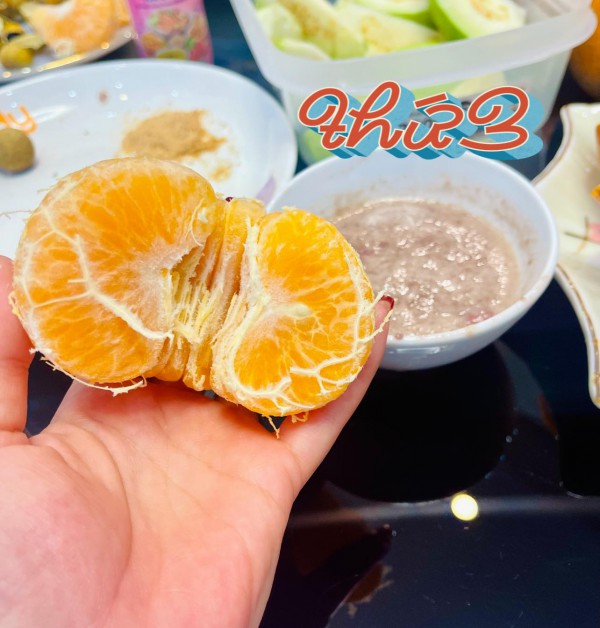 Cam bù chấm mắm ruốc gây tranh cãi: Vị chua ngọt hòa mặn đậm ra sao?