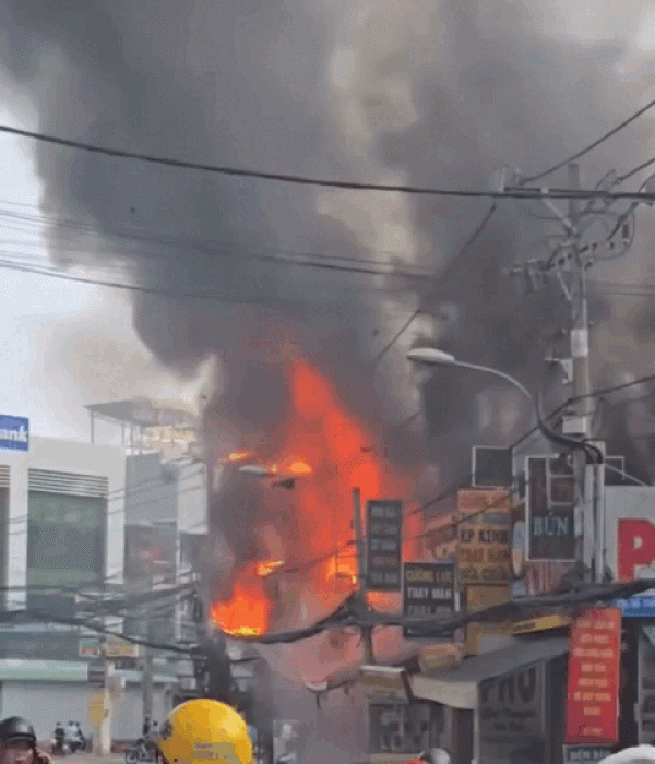 Cháy lớn thiêu rụi 3 cửa hàng ở TP.HCM Cháy lớn thiêu rụi 3 cửa hàng ở TP.HCM