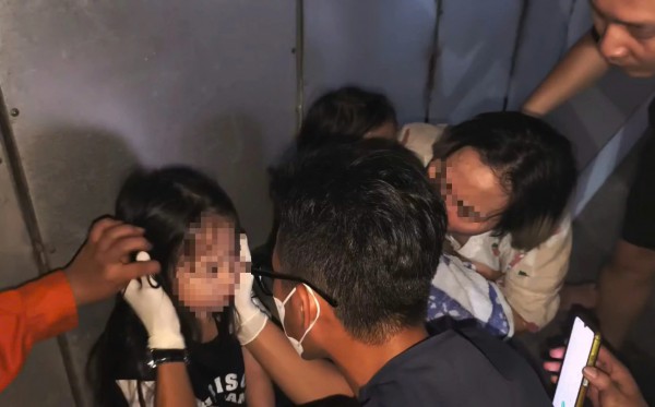 Cháy nhà ở TP.HCM, cảnh sát lao vào lửa dữ cứu 4 người dân thoát nạn