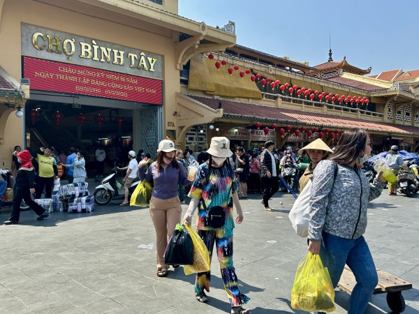 Chen chân ở chợ đầu mối lớn nhất Sài Gòn ngày cận tết