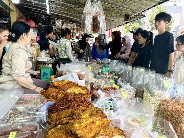 Chen chân ở chợ đầu mối lớn nhất Sài Gòn ngày cận tết