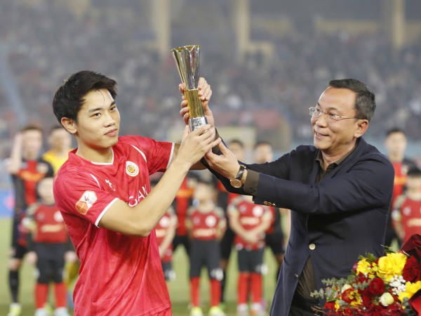 Chủ tịch VFF trao Cúp vua phá lưới châu Á cho Đình Bắc tại Hàng Đẫy: Thành quả để đời Chủ tịch VFF trao Cúp vua phá lưới châu Á cho Đình Bắc tại Hàng Đẫy: Thành quả để đời